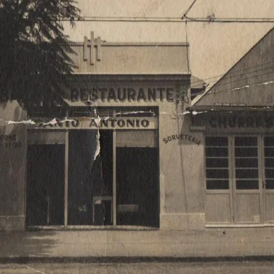 Restaurante e Churrascaria Santo Antônio. Desde 1935 na Rua Dr. Timóteo, em Porto Alegre.Fachada, provavelmente nos anos 1960<!-- NICAID(16034504) -->