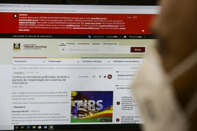 PORTO ALEGRE, RS, BRASIL, 14-04-2021: O defensor publico Rogerio Couto durante o trabalho no escritorio de gestao estrategica da instituicao. Alguns acessos ao sistema do Tribunal de Justica do Rio Grande do Sul seguem instaveis. A defensoria reforcou a seguranca digital apos ataque hacker ao sistema do TJ-RS. (Foto: Mateus Bruxel / Agencia RBS)Indexador: Mateus Bruxel<!-- NICAID(14783575) -->
