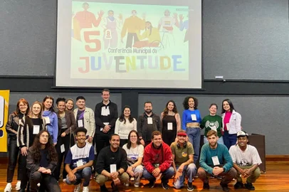 O Sindiserv foi o palco para 160 jovens debaterem o futuro que desejam para Caxias, durante a 5ª Conferência Municipal da Juventude (CMJ) que ocorreu no último sábado, dia 14 de setembro.<!-- NICAID(15868859) -->