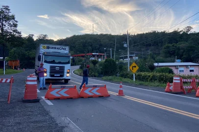 Trânsito volta a ser orientado em comboios na BR-470, entre Bento Gonçalves e Veranópolis.<!-- NICAID(15989671) -->