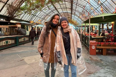 As cariocas Natália Santiago Câmera, 38 anos, e Natália Monteiro Silva, 36, não sabiam que faria tanto frio nesta semana no RS quando programaram a viagem. O casal está em Gramado desde terça-feira e precisou remarcar alguns eios por causa da chuva. Elas retornam ao Rio de Janeiro no domingo. <!-- NICAID(16048203) -->