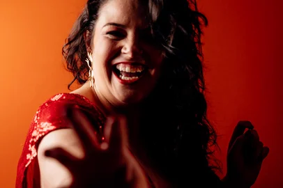 Tatiéli Bueno lança novo single."Meu Lugar" traz em sua temática, a essência da cantora e busca nas canções a representatividade da sua verdade, da forma como vê e sente o cotidiano. Com 17 anos de atuação profissional, destaca-se por produções como o "Tributo a Mercedes Sosa" e o "Show Sul-americano".<!-- NICAID(15886047) -->