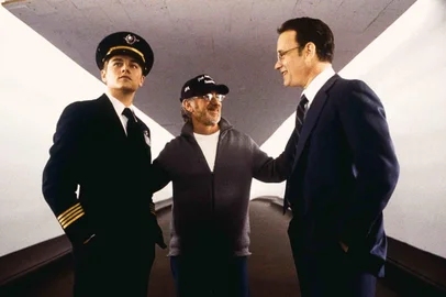 Prenda-me Se For Capaz (2002), de Steven SpielbergFilm Title: Catch Me If You Can.  Pictured:  LEONARDO DICAPRIO as Frank Abagnale in DreamWorks Pictures' CATCH ME IF YOU CAN.  Photo Credit: Andrew Cooper.Copyright: TM & © 2002 DREAMWORKS LLC.<!-- NICAID(14741910) -->