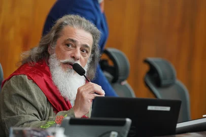 PORTO ALEGRE - RS - BRASIL - 13/05/2025: No Grande Expediente, o deputado Airton Lima (PODEMOS) fez homenagem aos Legendários. Plenário 20 de Setembro. Foto: Lauro Alves / ALRS. <!-- NICAID(16102903) -->