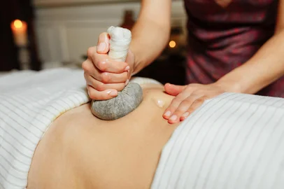 Thai massage with a compress with curative herbsThai massage with a compress with healing herbsIndexador: Sodolia DariiaFonte: 145196303<!-- NICAID(15537076) -->