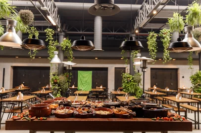 Feijoada no 4º Distrito do MuleBule Gastronomia, que acontece todos os sábados no Refeitório, dentro do DC<!-- NICAID(16132789) -->