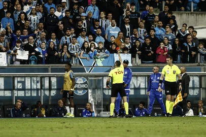 Grêmio vs Fortaleza, na Arena, pelo Brasileirão Série A 2024 - Expulsão do Fábio do banco de reservas. Foto: André Ávila/Agência RBSIndexador: Andre Avila<!-- NICAID(15883328) -->