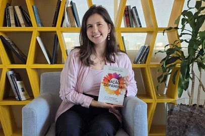 Letícia Costa participa novamente do O que Estou Lendo.<!-- NICAID(16212967) -->