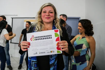 Neimar De Cesero / Agencia RBS CAXIAS DO SUL, RS, BRASIL, 13/11/2025. Turma do curso de LID e Metrologia oferecido pelo programa Comunidades Inovadoras, do governo do Estado, em parceria com a Central Única das Favelas (Cufa), foi diplomada na manhã desta quinta-feira, em Caxias do Sul. (Neimar De Cesero/Agência RBS)Indexador: Neimar De Cesero<!-- NICAID(16166651) -->