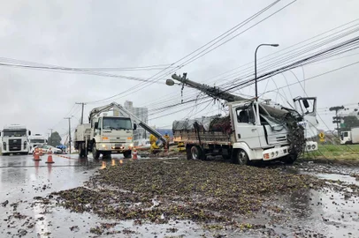 Condutor bate caminhão em poste e deixa semáforos da RSC-453 desligados entre Caxias e Farroupilha<!-- NICAID(15354543) -->