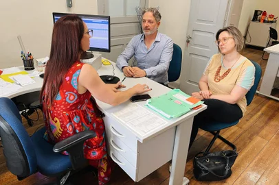 Na tarde desta terça-feira, 5 de novembro, a secretária da Cultura de Caxias do Sul, Cristina Nora Calcagnotto, recebeu o presidente do Instituto Quindim, Volnei Canonica, e a coordenadora do Atelier, Priscila Weber, em uma reunião que abordou possibilidades para uma parceria entre o poder público e o Instituto, visando garantir a continuidade de suas atividades.<!-- NICAID(15907773) -->