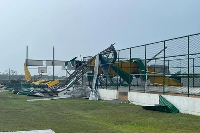 IMBÉ, RS, BRASIL - 17.02.2024 - Telhado de ginásio da escola Norberto Matim Cardoso caiu após temporal<!-- NICAID(15977744) -->