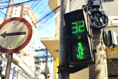 Dos sete conjuntos de semáforo de pedestres do Centro de Passo Fundo, quase metade apresenta problema<!-- NICAID(16212658) -->