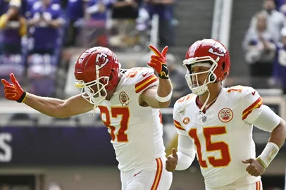 Kansas City Chiefs v Minnesota VikingsMINNEAPOLIS, MINNESOTA - OCTOBER 08: Travis Kelce #87 of the Kansas City Chiefs and Patrick Mahomes #15 of the Kansas City Chiefs run onto the filed prior to a game against the Minnesota Vikings at U.S. Bank Stadium on October 08, 2023 in Minneapolis, Minnesota.   Stephen Maturen/Getty Images/AFP (Photo by Stephen Maturen / GETTY IMAGES NORTH AMERICA / Getty Images via AFP)Editoria: SPOLocal: MinneapolisIndexador: STEPHEN MATURENSecao: American footballFonte: GETTY IMAGES NORTH AMERICAFotógrafo: CONTRIBUTOR<!-- NICAID(15571111) -->
