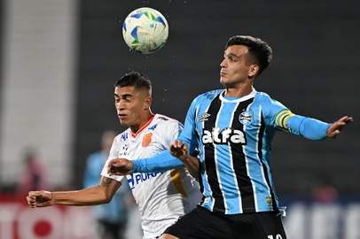 Atletico Grau's midfielder #08 Diego Soto and Gremio's Argentine midfielder #10 Franco Cristaldo fight for the ball during the Copa Sudamericana group stage football match between Peru's Atletico Grau and Brazil's Gremio at the Alejandro Villanueva stadium in Lima on May 7, 2025. (Photo by ERNESTO BENAVIDES / AFP)Editoria: SPOLocal: LimaIndexador: ERNESTO BENAVIDESSecao: soccerFonte: AFPFotógrafo: STF<!-- NICAID(16032533) -->