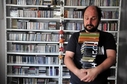Fotógrafo: Tadeu Vilani - Porto Alegre - RS Data: 05.02.2013Desapego Cultural.Arthur de Faria, tem uma grande coleção de cds, discos e livros.<!-- NICAID(9067735) -->
