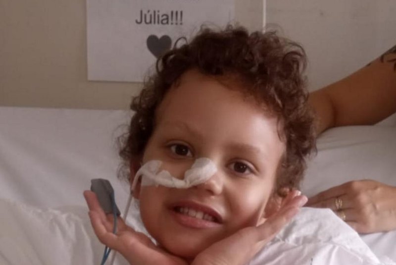 Um ano após família fazer campanha em redes sociais, menina de Garibaldi faz o transplante de medula óssea. Júlia Cavagnoli, oito anos, foi diagnosticada com leucemia mieloide aguda. Pai foi o doador <!-- NICAID(15744696) -->