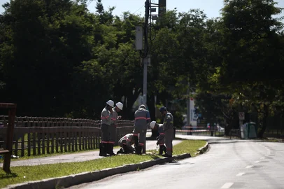 PORTO ALEGRE, RS BRASIL, 11-02-2026: Trecho da av Ipiranga entre a av Getúlio Vargas e a rua Tibério bagnati está interrompida para investigação de fuga de energia que oferece risco a pedestres. Foto: Jonathan Heckler/agência RBS<!-- NICAID(16222987) -->