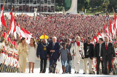 Lula sobre rampa do Palácio do Planalto acompanhado de representantes da sociedade civilDF - LULA/POSSE/3º MANDATO - POLÍTICA - O presidente empossado Luiz Inácio Lula da Silva (PT) sobre rampa do Palácio do Planalto acompanhado de   representantes da sociedade civil, em Brasília, na tarde deste domingo, 01.   01/01/2023 - Foto: DANIEL TEIXEIRA/ESTADÃO CONTEÚDOEditoria: POLÍTICALocal: BRASÍLIAIndexador: DANIEL TEIXEIRAFotógrafo: ESTADÃO CONTEÚDO<!-- NICAID(15309420) -->