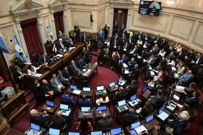 Senators vote the juvenile criminal justice reform before debating the labor law reform promoted by Argentinas President Javier Milei at the National Congress in Buenos Aires, on February 27, 2026. (Photo by Juan Mabromata / AFP)<!-- NICAID(16234743) -->