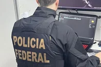 A Polícia Federal deflagrou, nesta quinta-feira (15/5), a Operação Touch Screen, com o objetivo de apurar crimes licitatórios durante a aquisição de 185 lousas interativas realizadas pelo município de Santa Cruz do Sul, entre os anos de 2021 e 2023.Durante a deflagração, foram cumpridos cinco mandados de busca e apreensão, além da autorização de bloqueio de valores em contas vinculadas a quatro pessoas (físicas e jurídicas) e do sequestro de um imóvel.As ordens judiciais, expedidas pela 5ª Vara Federal de Novo Hamburgo/RS, foram cumpridas em Porto Alegre/RS (1) e Santa Cruz do Sul (4).<!-- NICAID(16037761) -->