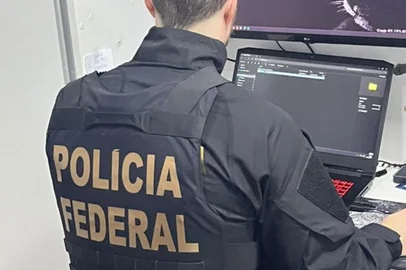 A Polícia Federal deflagrou, nesta quinta-feira (15/5), a Operação Touch Screen, com o objetivo de apurar crimes licitatórios durante a aquisição de 185 lousas interativas realizadas pelo município de Santa Cruz do Sul, entre os anos de 2021 e 2023.Durante a deflagração, foram cumpridos cinco mandados de busca e apreensão, além da autorização de bloqueio de valores em contas vinculadas a quatro pessoas (físicas e jurídicas) e do sequestro de um imóvel.As ordens judiciais, expedidas pela 5ª Vara Federal de Novo Hamburgo/RS, foram cumpridas em Porto Alegre/RS (1) e Santa Cruz do Sul (4).<!-- NICAID(16037761) -->
