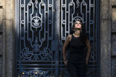 Revista Donna. fotos de divulgação do novo álbum de Marisa Monte, Portas.<!-- NICAID(14845951) -->