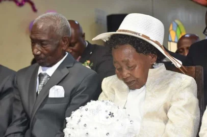 Dois idosos quenianos de 95 anos, que se amam há 64, se casaram no último domingo na capital do país, informou, nesta segunda-feira (19), a emissora Citizen TV em seu site. Os apaixonados Ibrahim Mbogo e Tabitha Wangui se casaram na igreja de Mukurweini, uma cidade localizada a cerca de 120 quilômetros ao norte da capital Nairóbi, acrescentou.<!-- NICAID(15844218) -->