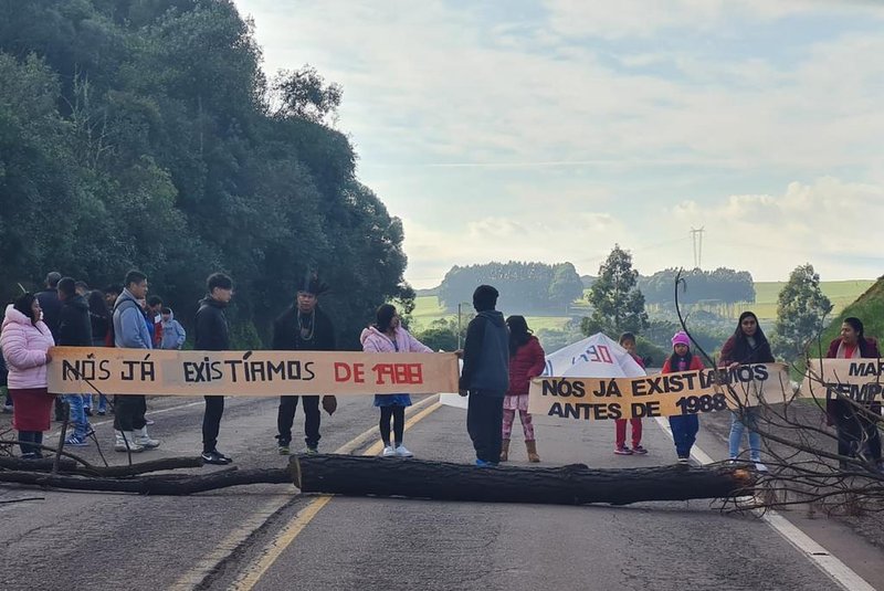 Aproximadamente 40 indígenas bloqueiam a BR-285 em Água Santa, no Norte do Estado, na manhã desta terça-feira (30).<!-- NICAID(15441920) -->