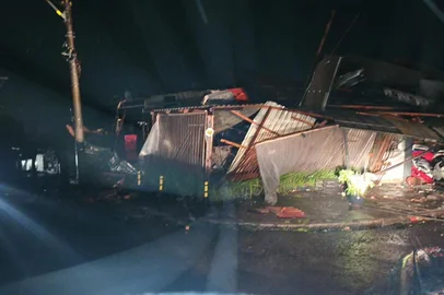 Após ser destruído pela tempestade, bar no bairro Medianeira busca ajuda para se reerguer<!-- NICAID(15654624) -->