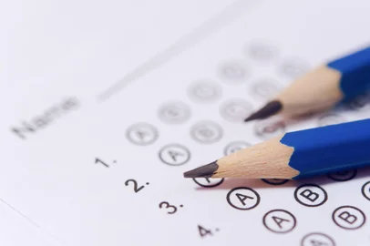 Pencil on answer sheets or Standardized test form with answers bubbled. multiple choice answer sheetIndexador: Tevarak PhanduangFonte: 296838194<!-- NICAID(15307140) -->