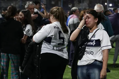 Fans of Gimnasia y Esgrima react after the incidents outside the Juan Carmelo Zerillo stadium during the Argentine Professional Football League Tournament 2022 match between Gimnasia y Egrima and Boca Juniors in La Plata, Argentina, on October 6, 2022. - This Thursday's match between Gimnasia y Esgrima and Boca Juniors was suspended 9 minutes into the first half due to serious incidents outside the stadium that affected the development of the match. (Photo by ALEJANDRO PAGNI / AFP)Editoria: SPOLocal: La PlataIndexador: ALEJANDRO PAGNISecao: soccerFonte: AFPFotógrafo: STR<!-- NICAID(15229514) -->