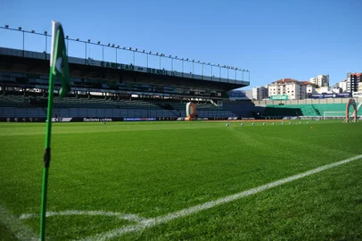 CAXIAS DO SUL, RS, BRASIL, 15/07/2023. Juventude x ABC, jogo válido pela 17º rodada da Série B do Campeonato Brasileiro, no Estádio Alfredo Jaconi. (Bruno Todeschini/Agência RBS)Indexador: BTK<!-- NICAID(15483643) -->