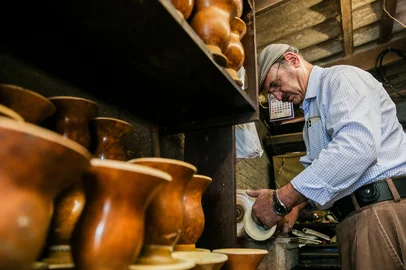 FARROUPILHA, RS, BRASIL, 18/09/2025. Em Farroupilha, as Cuias Frizzo mantém a tradição do chimarrão com peças artesanais. (Neimar De Cesero/Agência RBS)Indexador: Neimar De Cesero<!-- NICAID(16127068) -->