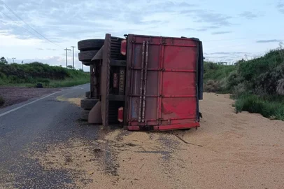trânsito flui em meia pista no km 238 da RS-153, em Barros Cassal, no norte do RS, na manhã desta terça-feira (19) em função de um caminhão tombado na pista.<!-- NICAID(15629712) -->