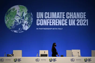 Os preparativos finais são feitos para o início da Abertura de Procedimentos da Conferência sobre Mudanças Climáticas da ONU COP26 em Glasgow, Escócia, em 31 de outubro de 2021, no primeiro dia da conferência. - A COP26, que vai de domingo a 12 de novembro em Glasgow, será a maior conferência sobre o clima desde a cúpula de 2015 em Paris e é vista como crucial na definição de metas de emissões mundiais para desacelerar o aquecimento global, bem como firmar outros compromissos importantes. (Foto de DANIEL LEAL-OLIVAS / AFP)<!-- NICAID(14929616) -->