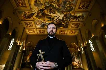 CAXIAS DO SUL, RS, BRASIL, 13/08/2026. Primeiro padre oficialmente nomeado para o ministério do exorcismo na Diocese de Caxias do Sul é o padre Daniel D'Agnoluzzo Zatti, pároco da Igreja São Ciro. (Neimar De Cesero/Agência RBS)Indexador: Neimar De Cesero<!-- NICAID(16345233) -->