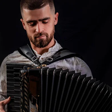 Acordeonista Gabriel Augustin<!-- NICAID(16120145) -->
