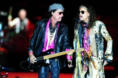 PORTO ALEGRE, RS, BRASIL - Seis anos depois de sua estreia em Porto Alegre, o Aerosmith está de volta. Nesta terça, Steven Tyler, Joe Perry, Brad Whitford, Tom Hamilton e Joey Kramer tocam para cerca de 12 mil pessoas que praticamente esgotaram os ingressos disponíveis menos de 48 horas depois do início das vendas e provavelmente prolongaram ainda mais a carreira de uma das bandas seminais do rock'n'roll.<!-- NICAID(12496497) -->