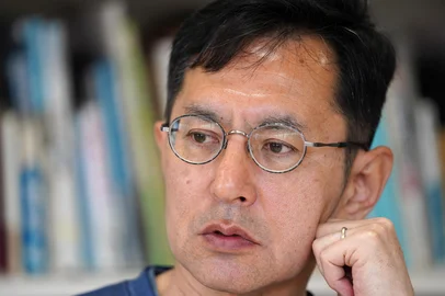 This photo taken on March 24, 2025 shows Japanese animation director Goro Miyazaki, son of Hayao Miyazaki, speaking during an interview with AFP at Studio Ghibli in Tokyo. Artificial intelligence risks taking Japanese anime artists' jobs but nothing can replicate Hayao Miyazaki, the creative lifeblood of the studio behind classics such as "Spirited Away", his son told AFP. (Photo by Kazuhiro NOGI / AFP) / To go with AFP story Japan-Ghibli-culture-animation-film, INTERVIEW by Natsuko FUKUEEditoria: ACELocal: TokyoIndexador: KAZUHIRO NOGISecao: culture (general)Fonte: AFPFotógrafo: STR<!-- NICAID(16008543) -->