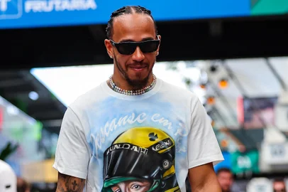 Lewis Hamilton chegou em Interlagos com camisa que homenageia Ayrton Senna<!-- NICAID(15903861) -->
