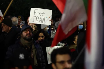 HENRY NICHOLLS / Henry Nicholls / AFP An anti-Iranian regime protester holds up a "Free Iran" placard during a gathering outside the Iranian Embassy, central London, on January 9, 2026. Iran FM says US, Israel 'directly intervening' in protests. Iran's foreign minister accused the United States and Israel on Friday of fuelling a growing protest movement in the country, while dismissing the possibility of direct foreign military intervention after US warnings over crackdowns on demonstrators. (Photo by HENRY NICHOLLS / AFP)<!-- NICAID(16201510) -->