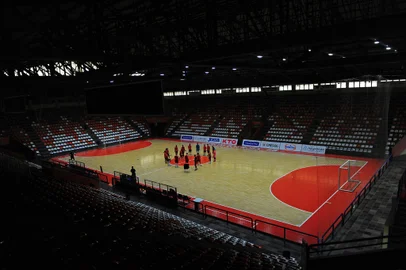 CARLOS BARBOSA, RS, BRASIL, 22/03/2023. Treino da ACBF no Centro Municipal de Eventos Sérgio Luiz Guerra, em Carlos Barbosa. A ACBF está se preparando para a estreia na Liga Nacional de Futsal 2023. Na foto, vista geral do ginásio.(Porthus Junior/Agência RBS)Indexador:                                 <!-- NICAID(15382849) -->