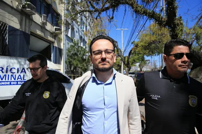 PORTO ALEGRE, RS, BRASIL, 26-09-2025: Prisão. Polícia prende professor de Direito suspeito de crimes sexuais no RS. Conrado Paulino da Rosa é suspeito de ter cometido crimes sexuais contra mulheres em Porto Alegre. Os casos teriam acontecido entre 2013 e 2025, conforme relatos obtidos pela investigação da Polícia Civil. Foto: Ronaldo Bernardi/Agência RBS<!-- NICAID(16133354) -->