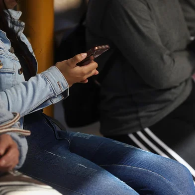 CAXIAS DO SUL, RS, BRASIL, 31/07/2024. Imagens de pessoas usando celulares nas ruas para  ilustrar matéria sobre dados do Atlas da Violência de 2023, que mostram que casos de roubo de telefones aumentaram 10% no Estado em relação a igual período. (Bruno Todeschini/Agência RBS)Indexador: Bruno Todeschini<!-- NICAID(15828309) -->