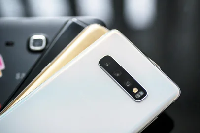 JAKARTA - Indonesia. March 21, 2019: Close up of colorful Samsung Galaxy smartphones on the tableIndexador: Paulus N. RusyantoFonte: 257086122<!-- NICAID(16075033) -->