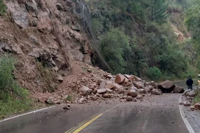 Um trecho da RS-110, em Jaquirana, na região dos Campos de Cima da Serra, está com bloqueio parcial entre os km 78 e 79 devido a um deslizamento de pedras provocado pelas chuvas. O fato ocorreu na tarde desta quinta-feira (2).<!-- NICAID(16319218) -->