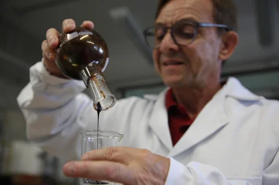CAXIAS DO SUL, RS, BRASIL, 13/02/2025. Laboratório de Energia e Bioprocessos da UCS. Universidade de Caxias do Sul, promove estudo que gera licenças de operação inéditas. Reaproveitamento de produtos é o foco do projeto. Gás de pirolise, cher e óleo. Na foto, professor Marcelo Godinho. (Porthus Junior/Agência RBS)<!-- NICAID(15975967) -->