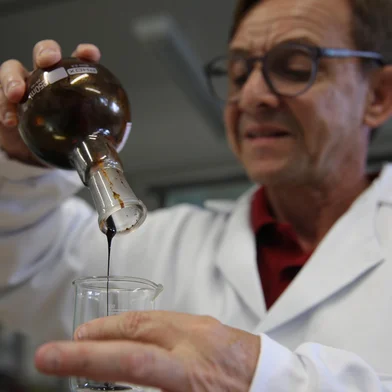CAXIAS DO SUL, RS, BRASIL, 13/02/2025. Laboratório de Energia e Bioprocessos da UCS. Universidade de Caxias do Sul, promove estudo que gera licenças de operação inéditas. Reaproveitamento de produtos é o foco do projeto. Gás de pirolise, cher e óleo. Na foto, professor Marcelo Godinho. (Porthus Junior/Agência RBS)<!-- NICAID(15975967) -->
