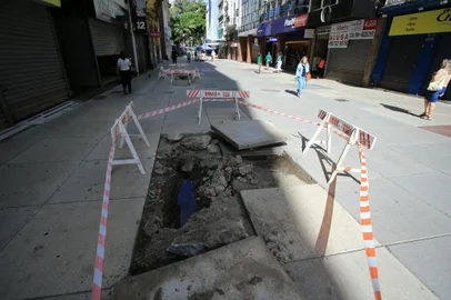 O buraco em trecho da calçada da Rua dos Andradas, em frente ao número 1.256, no Centro Histórico de Porto Alegre, está previsto para ser fechado ao longo desta segunda-feira (30). O Departamento Municipal de Água e Esgotos (Dmae) diz que recebeu no último sábado (28) uma solicitação de desobstrução de esgoto pluvial no trecho, que faz parte do Quadrilátero Central, área que vem recebendo obras de revitalização.<!-- NICAID(15944494) -->